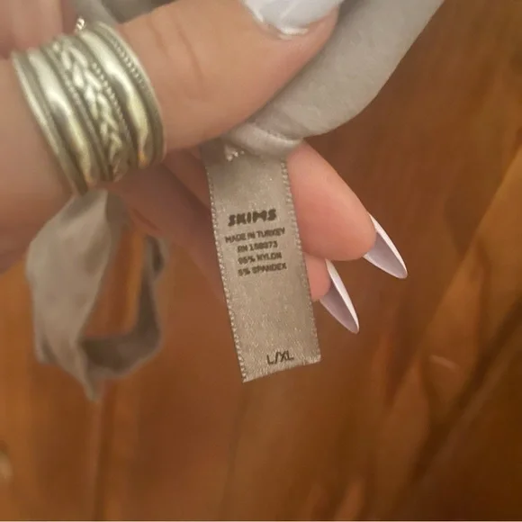 SKIMS ESSENTIAL T-SHIRT BODYSUIT | SMOKE / L/XL - Picture 3 of 3